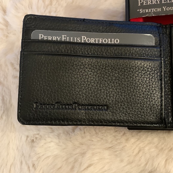 New in box. Perry Ellis genuine leather - Picture 2 of 6